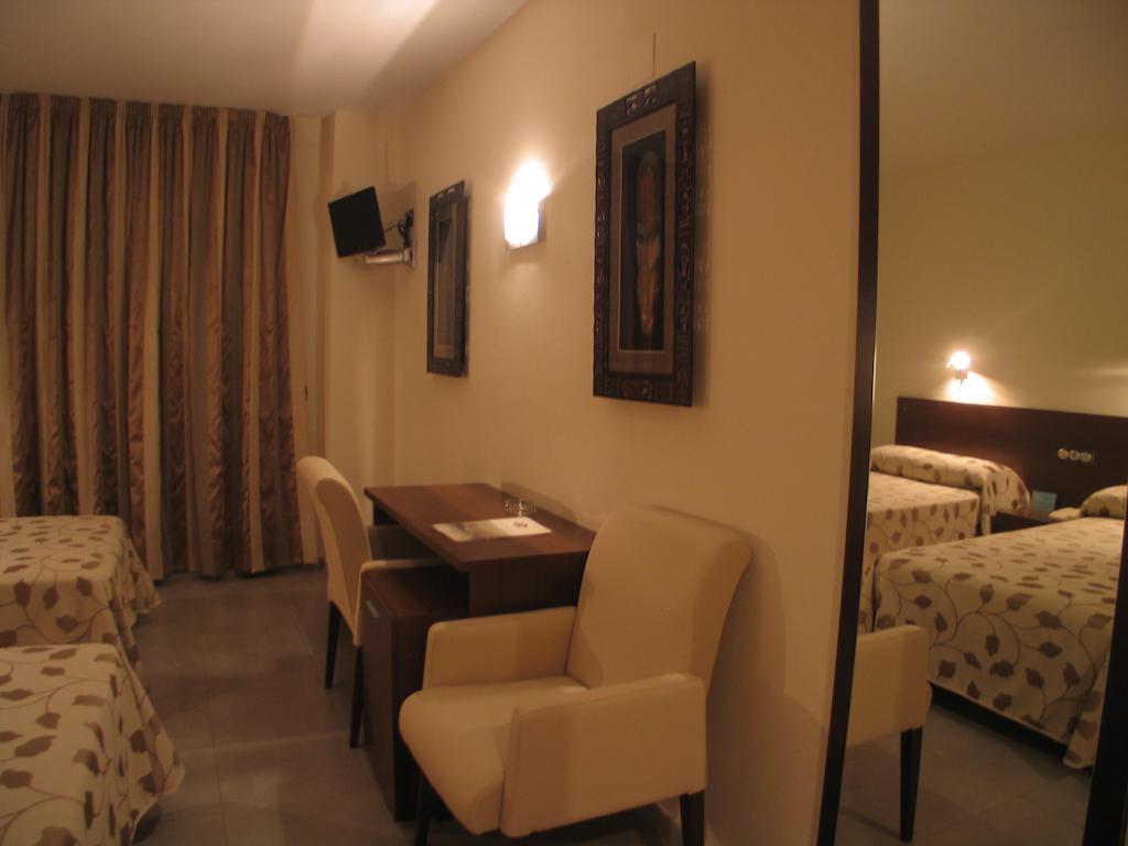Hotel San Cristobal Cória Quarto foto