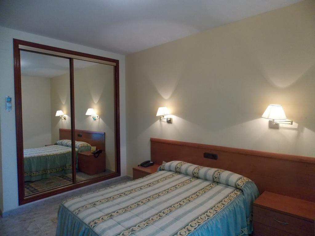 Hotel San Cristobal Cória Quarto foto